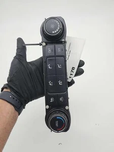 17 19 GMC SIERRA 1500 Heater A/c Control ID 84199205 OEM - Picture 1 of 4