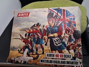 Airfix Vintage Waterloo Highland Infantry Scotts Soldiers H0/00 All attached - Picture 1 of 5