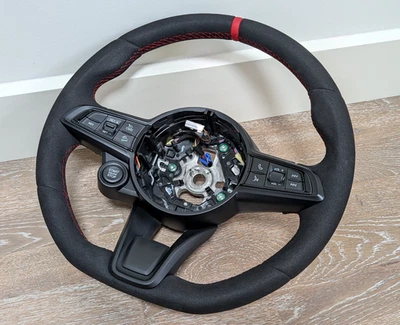 NUEVO VOLANTE ALCANTARA para Alfa Romeo Stelvio Giulia 2020- raya roja OEM Foto 1 de 4
