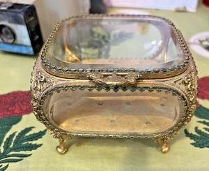 Ataúd de joyería vintage caja baratija ormolu oro filigrana biselado vitrina de vidrio - Imagen 1 de 10
