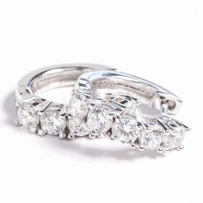 Pendientes de aro Huggie enchapados en plata a presión con bisagras circonita helada para hombre y mujer Foto 1 de 4