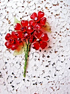 VINTAGE ART DECO HANDVERDRAHTET/HANDVERWICKELT 4 ROTE ACRYL BLUMENSTRAUSS ANSTECKNADEL/BROSCHE - Bild 1 von 6