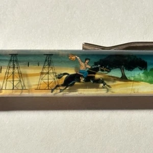 Pluma flotante Texas The Lone Star State Yee Haw vaquero a caballo galope por Oil Well - Imagen 1 de 11