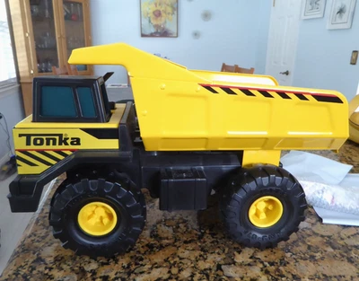 Tonka Dump Truck Yellow 2012  - HASBRO  #93918 - Image 1 of 4