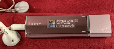Reproductor de música portátil Sony NW-E015 Walkman 2 GB con pantalla LCD compacto funcionando - Imagen 1 de 4