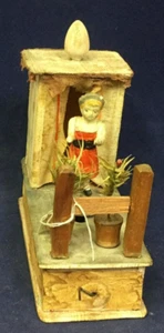 Antikes deutsches Mädchen im Plumpsklo Spielzeug von 1910 mit Kurbelmechanismus, bewegliche Figur. 7" - Bild 1 von 7