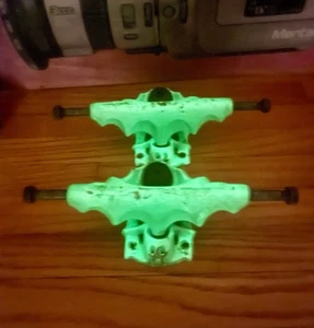 Vintage Grind King KREPER scheletro teschio skateboard skate truck luminoso raro usato in ottime condizioni - Foto 1 di 12