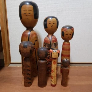 Set mit 7 alten traditionellen japanischen Kokeshi Puppen von Kyutaro Ogura und anderen - Bild 1 von 12
