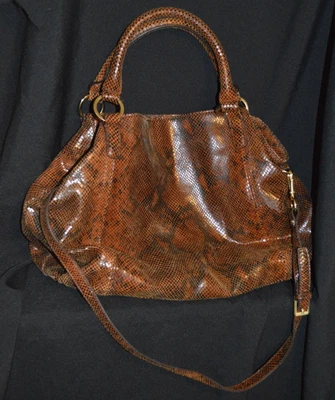 NUEVO CON ETIQUETAS BOLSO GRANDE CONVERTIBLE GILI MARRÓN OSCURO PIEL DE SERPIENTE EN RELIEVE Foto 1 de 4