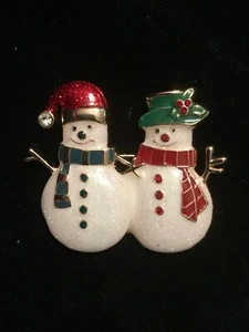 MONET Brooch TWO SNOWMEN Enamel CHRISTMAS Rhinestones SIGNED Brand New - Picture 1 of 7