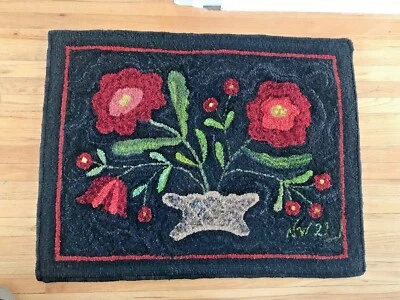 Alfombra de lana enganchada a mano de tamaño mediano patrón primitivo Foto 1 de 4