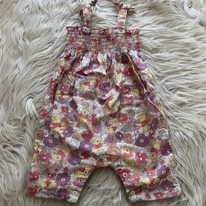 Disney Baby Winnie Puuh Blumen gesmokter Overall Bubble Strampler Mädchen 3-6 M - Bild 1 von 8