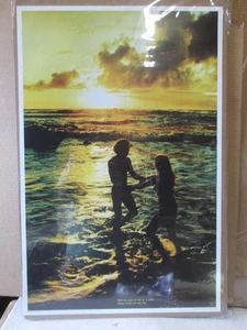 METÀ DELLE GIOIE DELLA VITA È NELLE PICCOLE COSE RIPRESA SU POSTER VINTAGE ANNI 70 CNG3492 - Foto 1 di 5