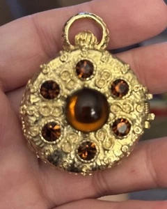 VINTAGE GOLD-TONE BRASS LOCKET PILL BOX DECO GARNET CRYSTAL PENDANT - Picture 1 of 7
