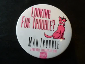 Looking For Man Trouble Video Store Pin Back 1993 Promotional Movie Button Promo - Picture 1 of 3
