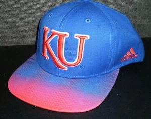 NUEVO SOMBRERO SNAPBACK ADIDAS UNIVERSIDAD DE KANSAS JAYHAWKS, ala plana sublimada - Imagen 1 de 2