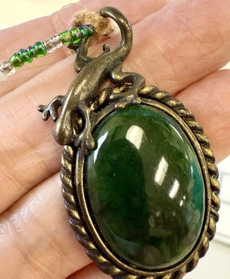 Collar Colgante Laura Ashley Gecko Cuentas Piedra Verde Gamuza Cordón Boho Lagarto Foto 1 de 4