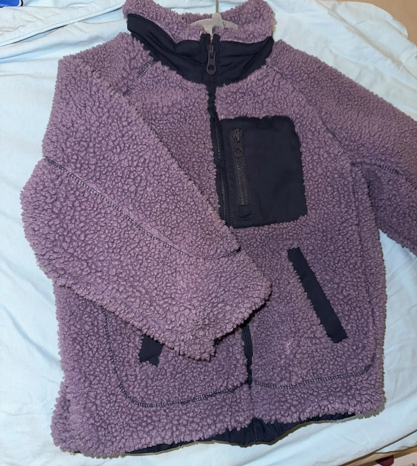 Chaqueta polar Sherpa púrpura para niños de Zara talla 3-4 bolsillos delanteros con cremallera cálida acogedora Foto 1 de 1