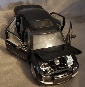 Chrysler Hemi 300C MOPAR Jada 2005 DUB CITY 1:24 Nero con PORTE RETROMARCIA - Foto 1 di 12