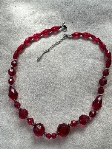 VETEMENTS Collana girocollo con perline acriliche sfaccettate rosse lunghe 20"
