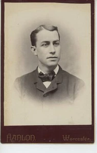 Mann mit Mantel & Fliege Hanlon Worcester MA Kabinettkarte 4x6  - Bild 1 von 2