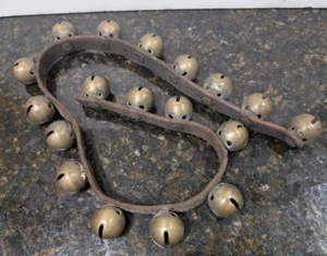 Juego de 18 campanas de trineo de latón antiguas con correa de cuero de 32" - Imagen 1 de 9
