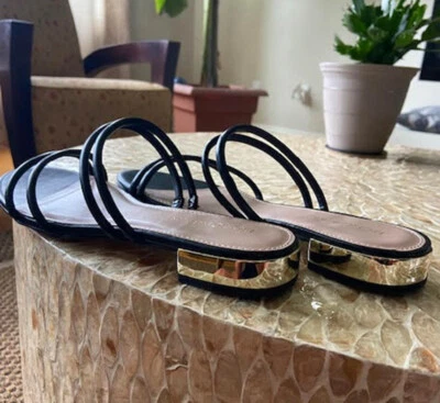 Sandalia plana sin cordones BCBG Dexti para mujer con tacones metálicos Foto 1 de 4