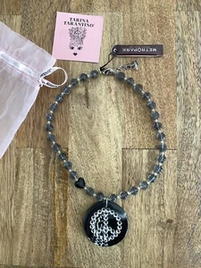COLLAR TARINA TARANTINO SIGNO DE LA PAZ SWAROVSKI MEDALLÓN DECLARACIÓN LUCITE ROSES - Imagen 1 de 5