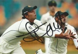 PAKISTAN CRICKET: IMRAN FARHAT SIGNED 6x4 TEST ACTION PHOTO + COA - Bild 1 von 1