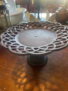 Porta torte vintage in ghisa pesante ornato alto 5" - largo 9" - Foto 1 di 6