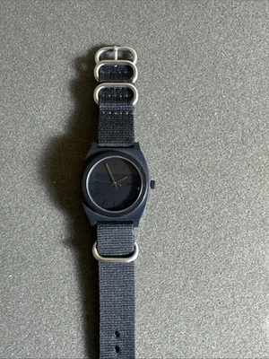 Nixon Time Teller P - Negro Mate, Manejas Plateadas, Correa OTAN - Batería Nueva Foto 1 de 4