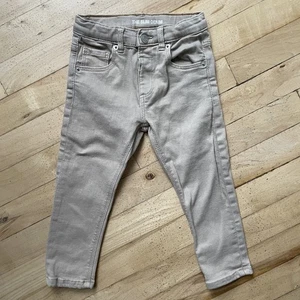 Zara Kleinkind Hose Größe 2-3 Jahre alt The Slim Denim khaki Hose gebraucht, in einwandfreiem Zustand - Bild 1 von 8