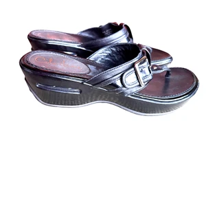 COLE HAAN Size 7 M Black Leather Buckle Accent Wedge Heel Thong Sandals - Picture 1 of 9