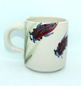 Taza de café de peces koi artística hecha a mano firmada en la parte inferior de peces pintados - Imagen 1 de 6