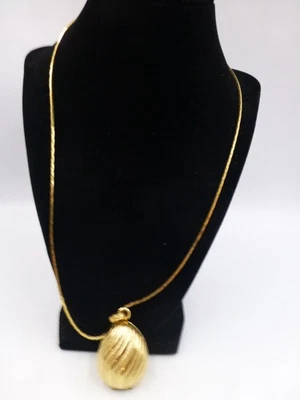 Medallón aromático tono dorado Avon (vacío) en tono dorado 22 pulgadas collar Foto 1 de 4