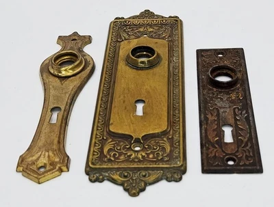 Placas traseras perilla puerta antiguas tres estilos diferentes latón o metal Foto 1 de 4