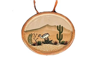 Road Runner Southwest Desert Scene Ornamento, Firmado, Borde Naranja 3 7/8" - Imagen 1 de 4