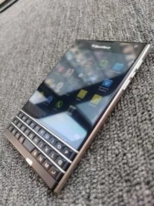 BlackBerry Passport Q30 32GB 13MP QWERTY Keyboard Cellphone SQW100-1 (Sealed) - Afbeelding 1 van 12