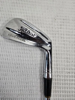 Cuña de lanzamiento modelo Titleist Tour de colección eje de acero de 49 grados y agarre nuevo diestro Foto 1 de 4