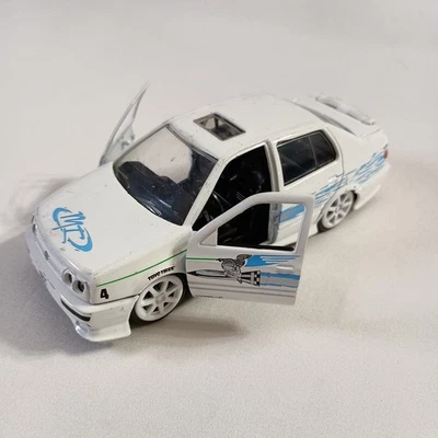 Volkswagen Jetta 1995 Jada Rápido y Furioso blanco con gráficos azules escala 1/32  Foto 1 de 4