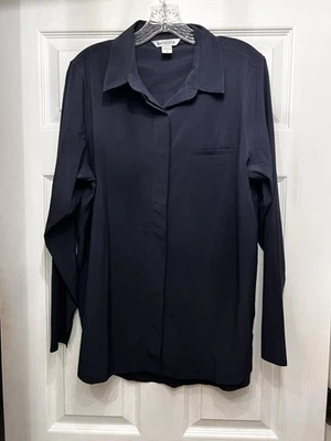 Top para mujer Athleta Urbanite con botones azul manga grande con lengüeta enrollable  Foto 1 de 4