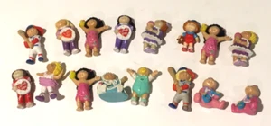 16 Cabbage Patch Mini 2" Plastik Puppen 1984 O.A.A. Hongkong / China - Bild 1 von 5