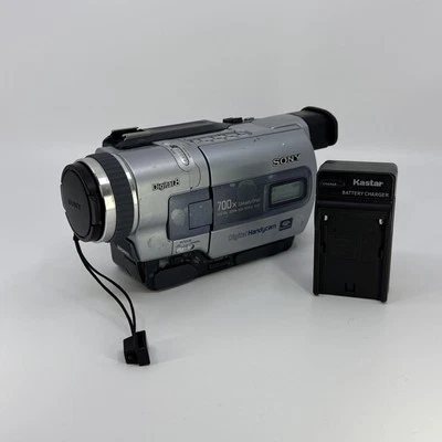 Sony DCR-TRV530 Digital8 Hi8 8mm Video8 Camcorder VCR For Parts Turns On - Image 1 of 4