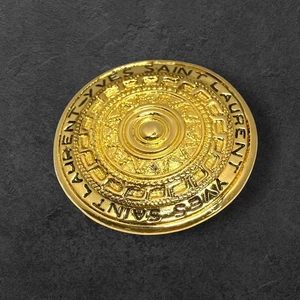 YVES SAINT LAURENT LOGO MEDALLÓN TONO DORADO BROCHE GRANDE PIN Disco solar vintage - Imagen 1 de 24