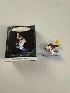 Snoopy Mini Ornament mit Woodstock Skifahren Hallmark Keepsake 1999 MM50 - Bild 1 von 3