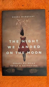Marquart, NIGHT WE LANDED ON THE MOON: Essays Between Exile & Belonging, HB, DJ - Imagen 1 de 7