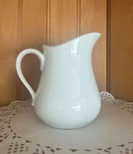 Vintage White Apilco Fine Porcelain Milk Pitcher/Creamer Jug Simple Minimalist S - Picture 1 of 7