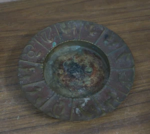 Plato de cenicero vintage de metal de latón envejecido zodiaco de 6" quemador de incienso - Imagen 1 de 6