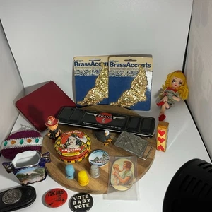 Lote de cajones de chatarra artículos de colección latas del siglo XX, billetera, decoración, mini jarrón (E) - Imagen 1 de 11