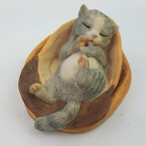 AYNSLEY MASTERCRAFT 1981 handbemalt Resin, schlafende Katze im Hut, England - Bild 1 von 12